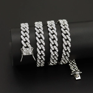 Détail d'une chaîne cubaine argentée de 9 mm sertie de diamants avec fermoir carré