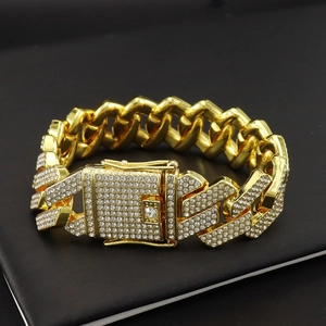 Goldenes Hip-Hop-Panzerarmband mit glänzenden Strasssteinen auf schwarzem Hintergrund