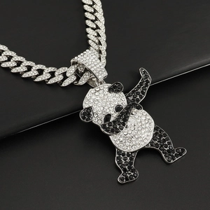 Vue rapprochée du pendentif panda dabbing serti de strass avec chaîne cubaine hip hop