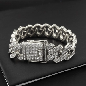 Detailaufnahme der Hip Hop Silber Gliederkette mit funkelnden weißen Zirkonia