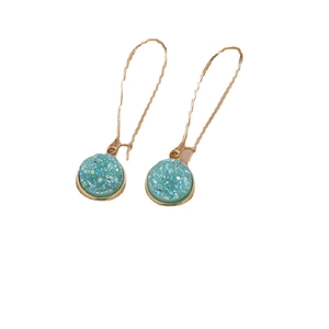Orecchini a cerchio in resina azzurra con ganci dorati per uno stile elegante e minimalista