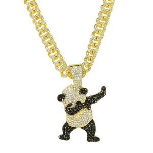 Détail du pendentif panda hip-hop avec cristaux sur une chaîne cubaine dorée de qualité