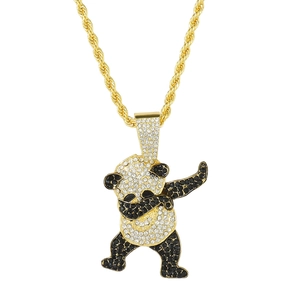 Détail macro du pendentif panda dabbing avec zircone cubique sur chaîne en or torsadé