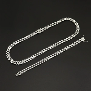 Gros plan sur l'ensemble chaîne Cuban link 9mm plaqué argent avec zircons brillants