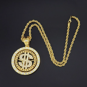 Dettaglio della collana hip hop oro con pendente dollaro rotante ghiacciato e catena a corda