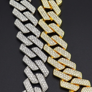 Makro-Detail von Iced Out Panzerketten mit weißen Steinen in Gold und Silber Ausführung