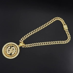 Macro di una collana hip hop dorata con ciondolo a dollaro rotante con strass scintillanti