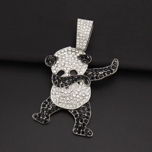 Pendentif panda hip hop style dabbing orné de cristaux de zircone noirs et blancs