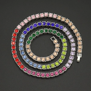 Détail macro du collier tennis arc-en-ciel avec cristaux colorés et monture à quatre griffes en argent
