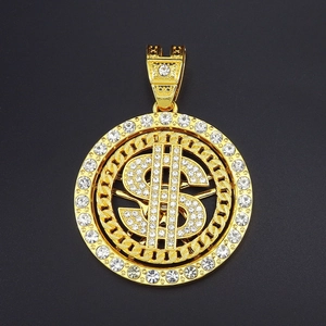 Dettaglio macro del ciondolo a dollaro rotante in oro con cristalli di zirconia cubica bianchi
