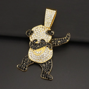 Détail du pendentif panda hip-hop plaqué or avec des pierres de zircone cubique
