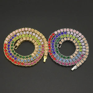 Gros plan de colliers tennis arc-en-ciel en or et argent avec cristaux multicolores