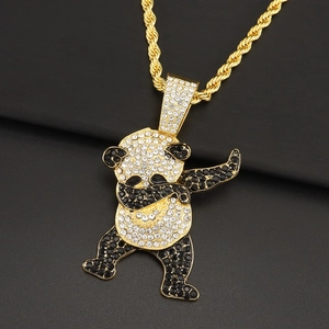 Détail macro du pendentif panda doré serti de strass noirs et blancs avec chaîne torsadée