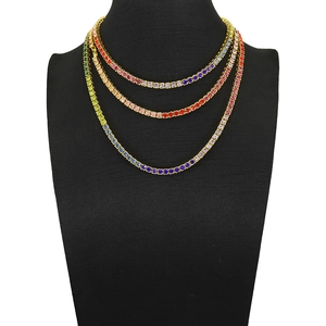Collier tennis à trois rangs arc-en-ciel avec oxydes de zirconium colorés sur buste noir