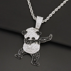 Gros plan d'un pendentif panda hip-hop avec strass noirs et blancs sur une chaîne torsadée