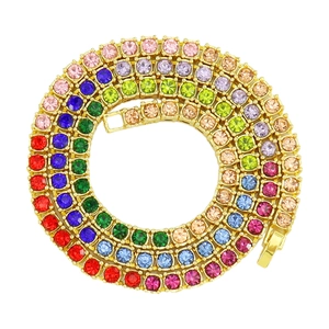 Collier tennis en strass arc-en-ciel avec finition dorée et fermoir à rabat sécurisé