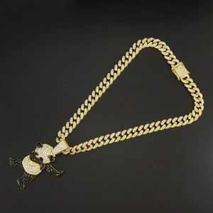 Vue détaillée du pendentif panda serti de diamants sur une chaîne cubaine dorée hip hop