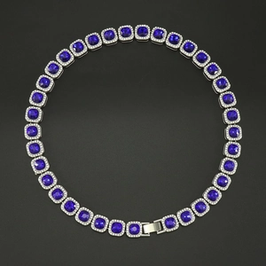 Makro-Detail einer blauen Tennis-Halskette mit quadratischen Kristallen und Pavé-Fassung