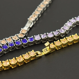Gros plan de colliers tennis multicolores avec des cristaux champagne, violets et bleus