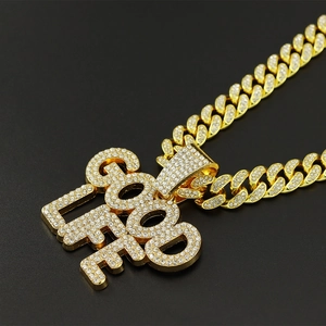 Détail du pendentif GOOD LIFE serti de cristaux avec une chaîne à maillons cubains