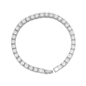 Detalle de pulsera de tenis plateada con fila de circonitas y cierre de presión