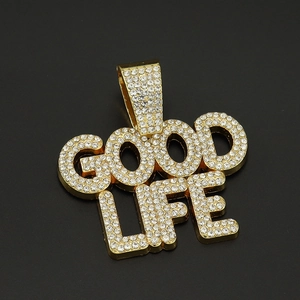 Vue macro détaillée du pendentif hip-hop GOODLIFE doré avec des cristaux étincelants