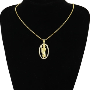 Collier hip hop avec pendentif religieux doré et zircons sur présentoir de buste noir
