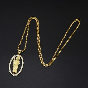 Collier hip-hop doré avec pendentif Saint Jude et contour en pierres de zircone