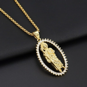 Collier avec pendentif Saint Jude ovale en plaqué or et zircons style hip-hop chic