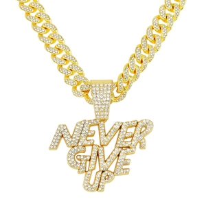 Colgante dorado Never Give Up con circonitas blancas en una cadena de eslabones cubanos