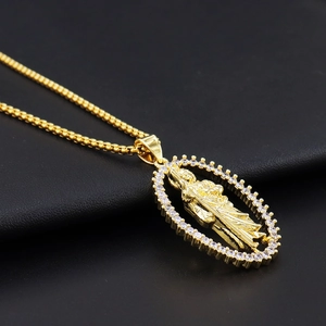 Détail du pendentif religieux ovale en or avec relief et zircons blancs sertis
