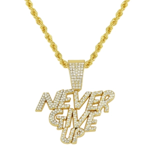 Detalle del collar hip hop con texto NEVER GIVE UP e incrustaciones de cristales brillantes