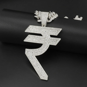 Gros plan du pendentif symbole de la Roupie indienne serti de strass sur une chaîne
