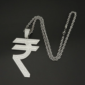 Détail du pendentif signe roupie indienne en argent avec strass et chaîne torsadée