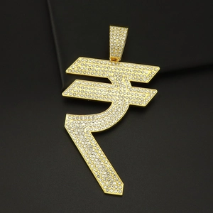 Détail du pendentif hip hop avec symbole de la roupie indienne et zircons sertis
