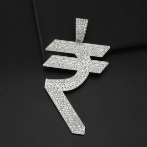 Gros plan d'un pendentif hip hop serti de cristaux brillants avec finition argent