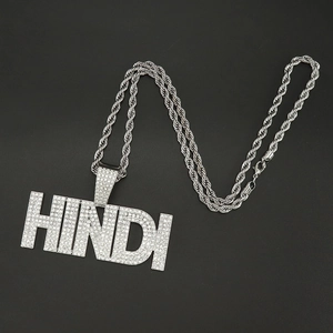 Collana hip hop argentata con pendente HINDI di cristalli su sfondo nero