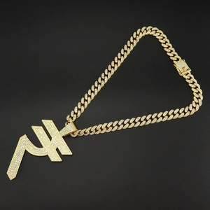 Détail macro du pendentif symbole Roupie en or avec cristaux sur une chaîne cubaine