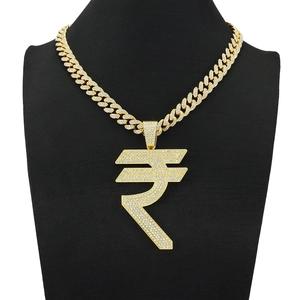 Chaîne cubaine dorée glacée avec grand pendentif symbole roupie et strass blancs