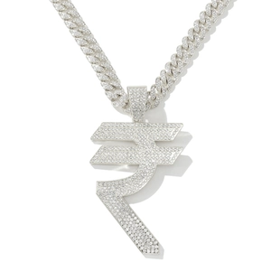 Gros plan d'un collier à maillons cubains en argent glacé avec pendentif symbole roupie