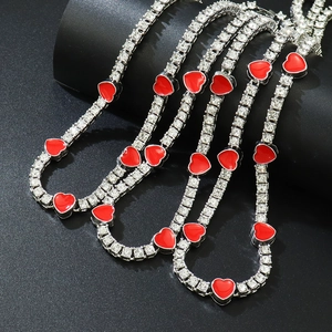 Collier tennis argenté avec strass clairs et pendentifs en forme de cœur rouge