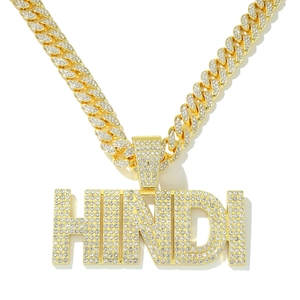 Collana a catena Miami Cuban dorata con pendente HINDI e pavé di zirconi scintillanti