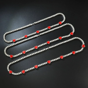 Collier chaîne tennis argentée avec zircons étincelants et cœurs en émail rouge