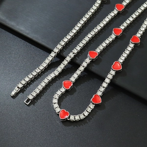 Collier tennis argenté scintillant avec cœurs en émail rouge et oxydes de zirconium