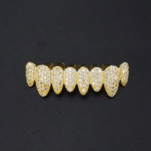 Λεπτομέρεια macro από χρυσά hip hop grillz οκτώ δοντιών με ένθετα από κυβική ζιρκονία