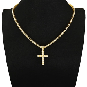 Collar de cadena tennis hip hop con un colgante de cruz de perlas en acabado dorado