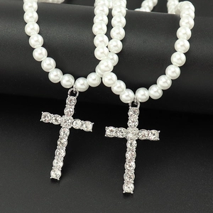 Collier Pendentif Croix Alliage Strass Sertis Avec Chaîne De Künstliche Perles Blanches Bijoux Vintage Élégants Pour Hommes Femmes
