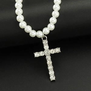Collier de perles élégant avec un pendentif croix en argent serti de strass brillants