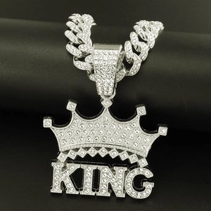 Dettaglio del ciondolo a corona KING argento con cristalli e grossa catena cubana