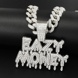 Gros plan du pendentif Hip-Hop argent EAZY MONEY serti de cristaux brillants